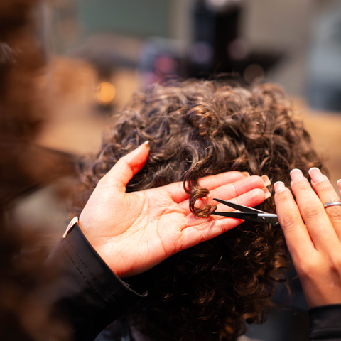 Perfect kapsel: zo vind je de ideale kapper voor krullen